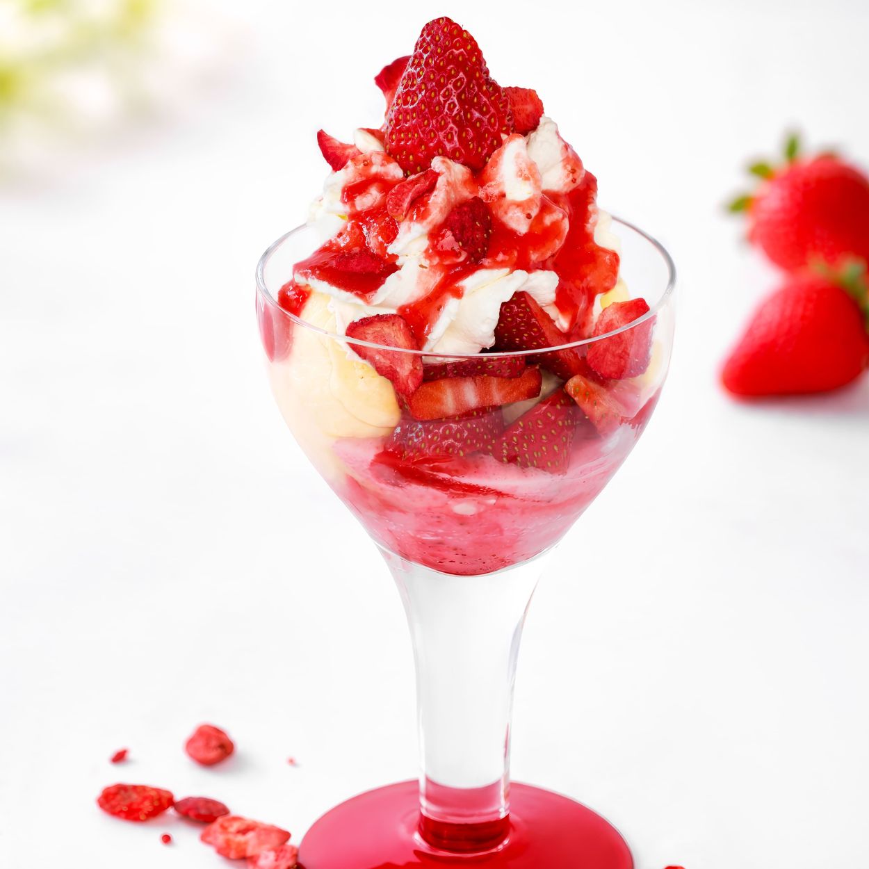 Erdbeer-Eisbecher im Stielglas